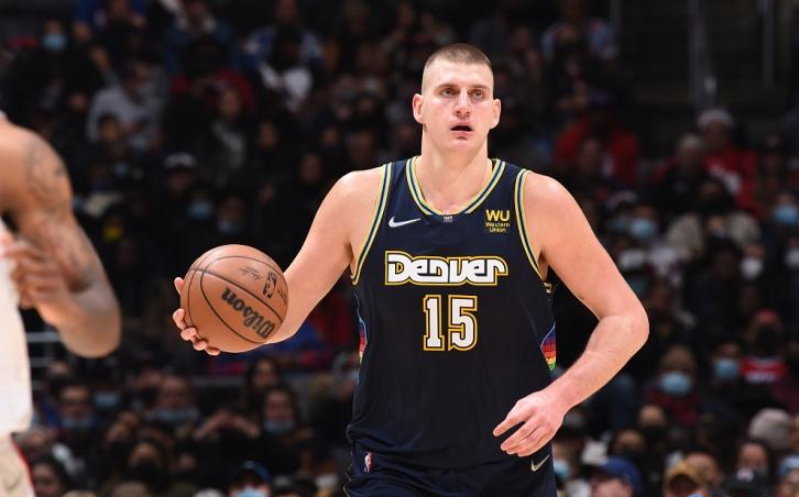  约基奇三双掌控全局掘金大胜国王显实力