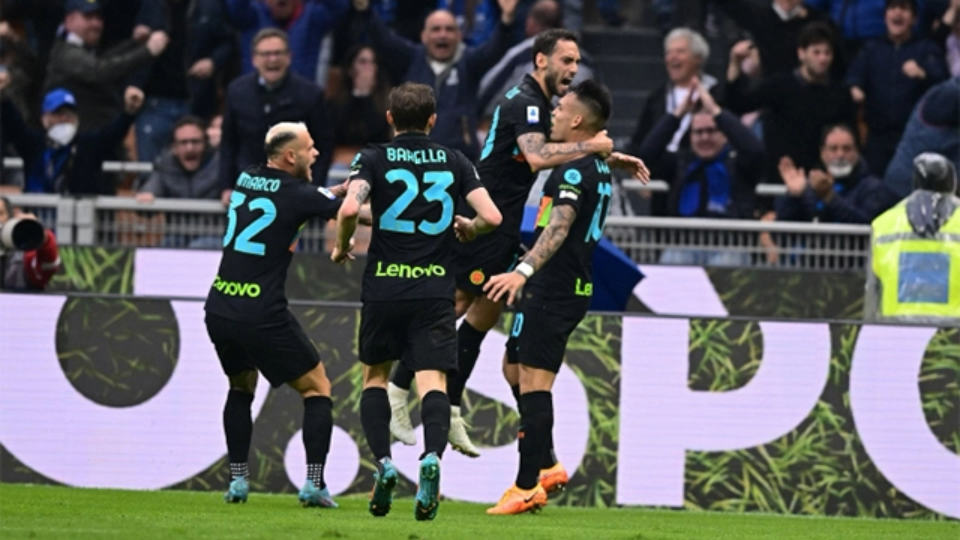 ,国米绝杀佛罗伦萨登顶积分榜,劳塔罗补时头槌定乾坤  